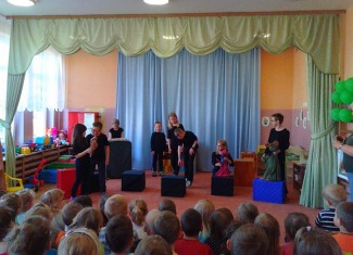 Wizyta grupy teatralnej z GOK w przedszkolu.
