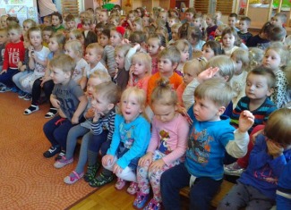 Teatrzyk z Krakowa z przedstawieniem ,, Przygody psa Szarika’’.