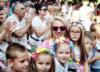 Przepiękny występ przedszkolaków.  Śpiew i taniec podszyty tradycją