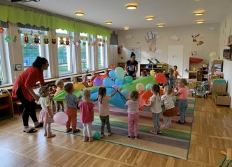 Trudno utrzymać wszystkie balony na chuście, ale naszym najmłodszym skrzatom udało się- brawoooo