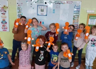 Poznawanie liter, robienie pacynek-wiewiórek, prac plastycznych