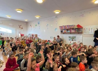 W tym tygodniu audycja umuzykalniająca dla dzieci była pt. „OBRAZY DŹWIĘKIEM MALOWANE”
