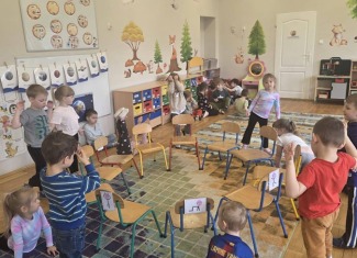 Wesoła gimnastyka z kartami - JEŻYKI